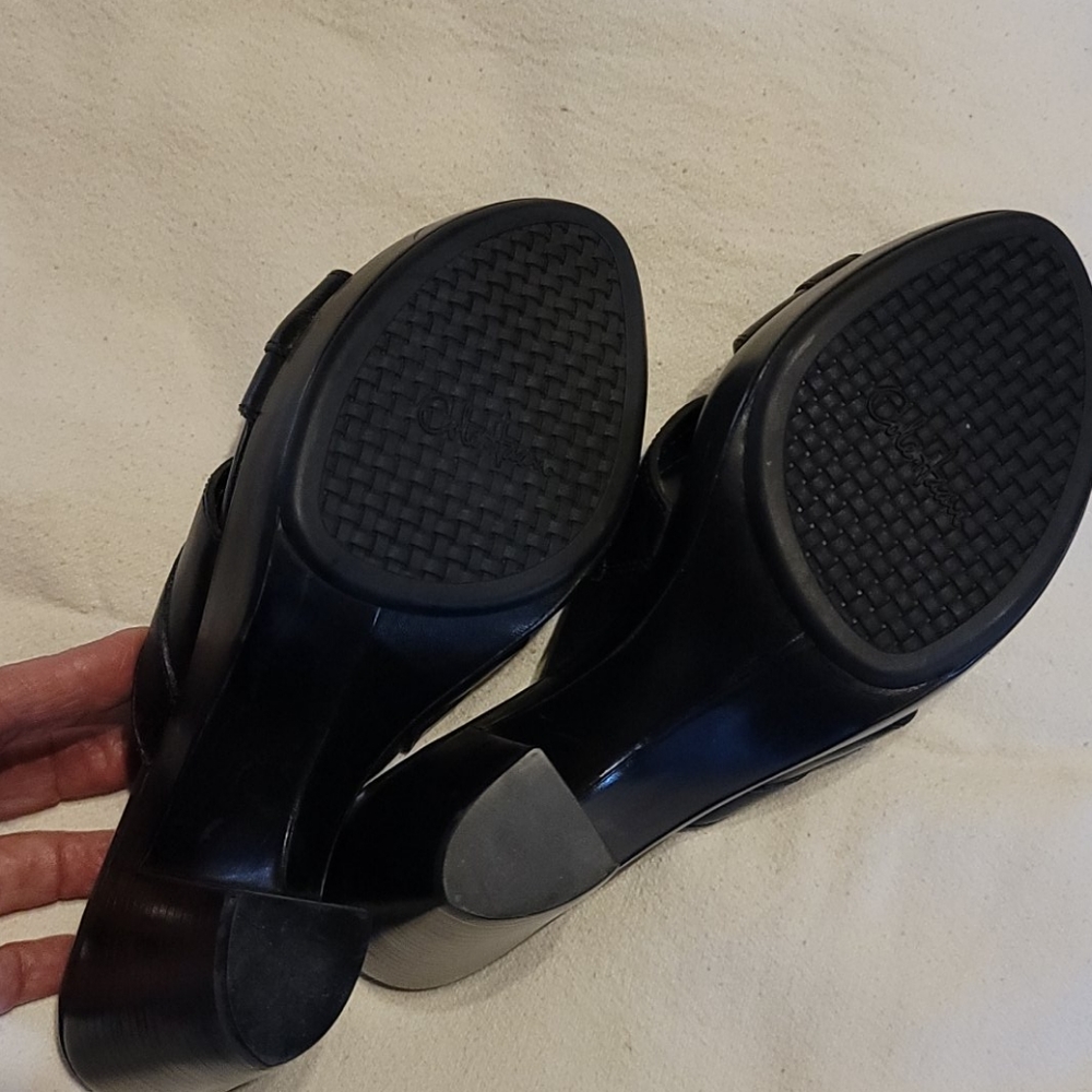 Black platform sandals. - Picture 5 of 9